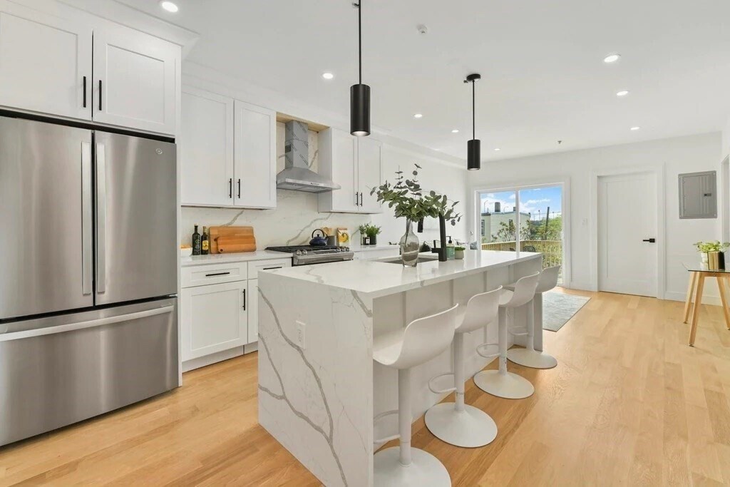 Building Photo - 142 Chelsea St