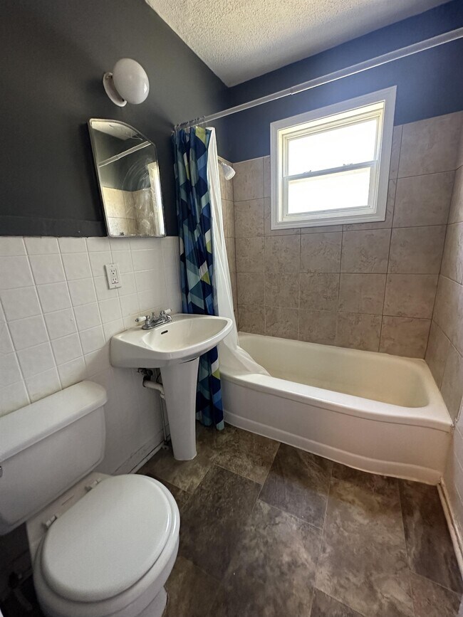 Building Photo - 1332 N Erie St