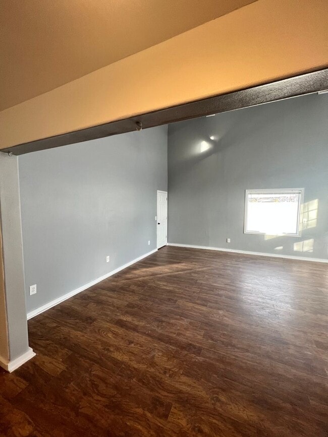 Building Photo - Beautiful Large Modern Shome located betwe...
