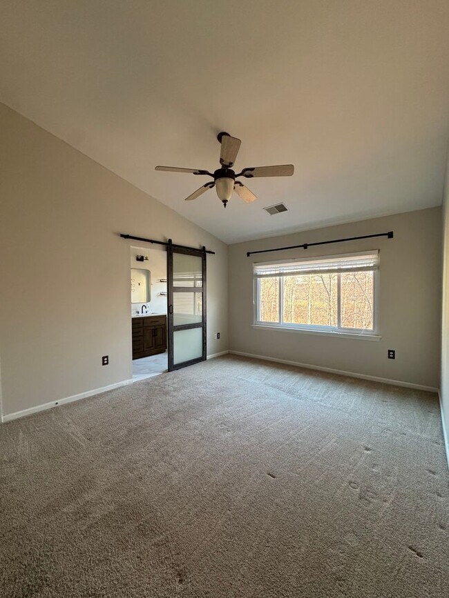 Building Photo - Well-Located 3BR, 2-Full, and 2-Half Bath Townhouse w/ One-Car Garage in Sterling, VA