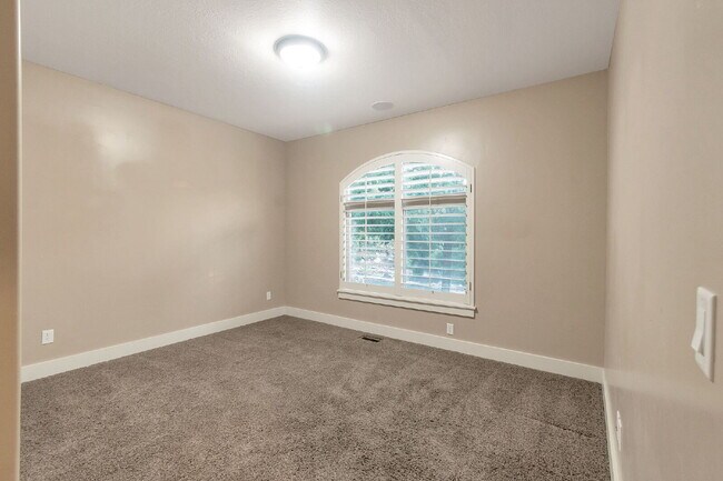Building Photo - Suncrest — Stunning 4 Bed, 4 Bath Home - SPACIOUS LIVING