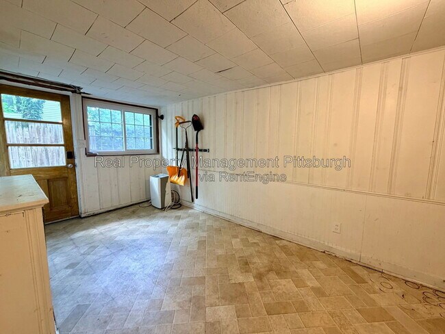 Building Photo - 152 Gordon St