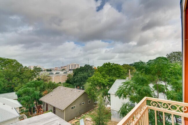 Building Photo - 906 Juniper St, Austin, Texas 78702