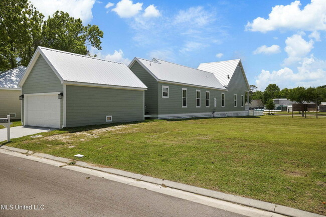 Building Photo - Fully furnished brand new home with garage!