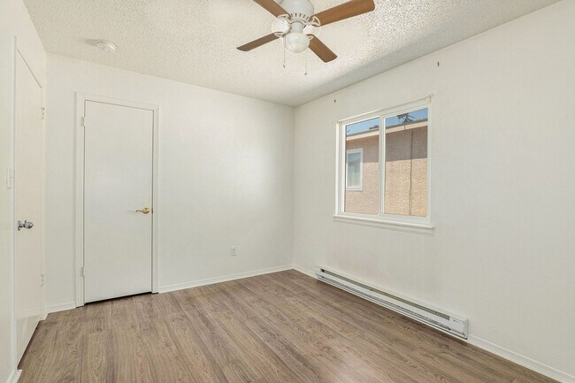 Building Photo - Duplex in Pueblo West!