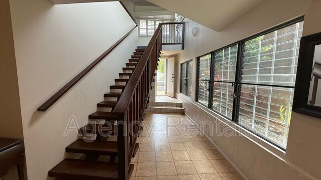 Building Photo - 427 Paumakua Pl
