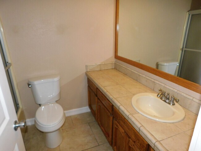 Building Photo - Gorgeous 3 Bed 2 Bath House in a Great Neighborhood