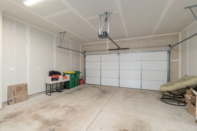 Building Photo - Modern 3 Bedroom, 2.5 Bathroom Townhome in South Cooper Mountain