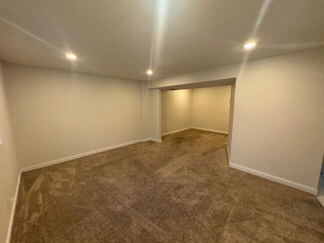 Building Photo - Beautiful 3 Bedroom, 3 Bathroom Home with Large Kitchen & Finished Basement