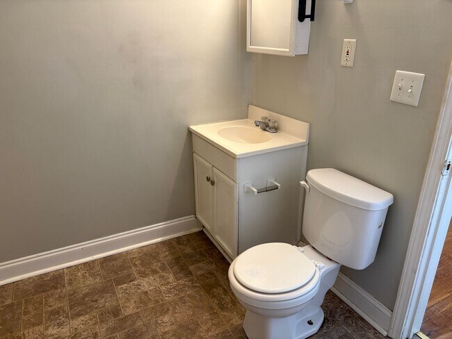 Building Photo - 4 Bedroom, 2 Bathroom House in Greensboro!