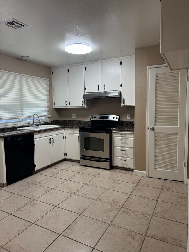 Building Photo - Great home in an established neighborhood