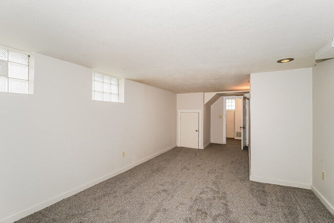 Building Photo - Cozy Charm Meets Natural Light – 2-Bed in ...