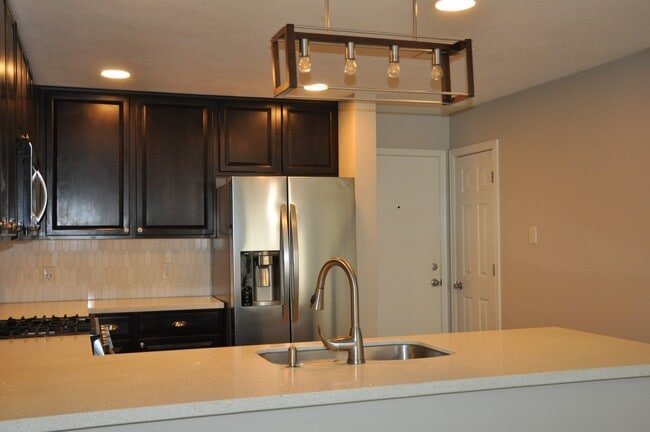 Building Photo - 16025 Summerville Lake Dr