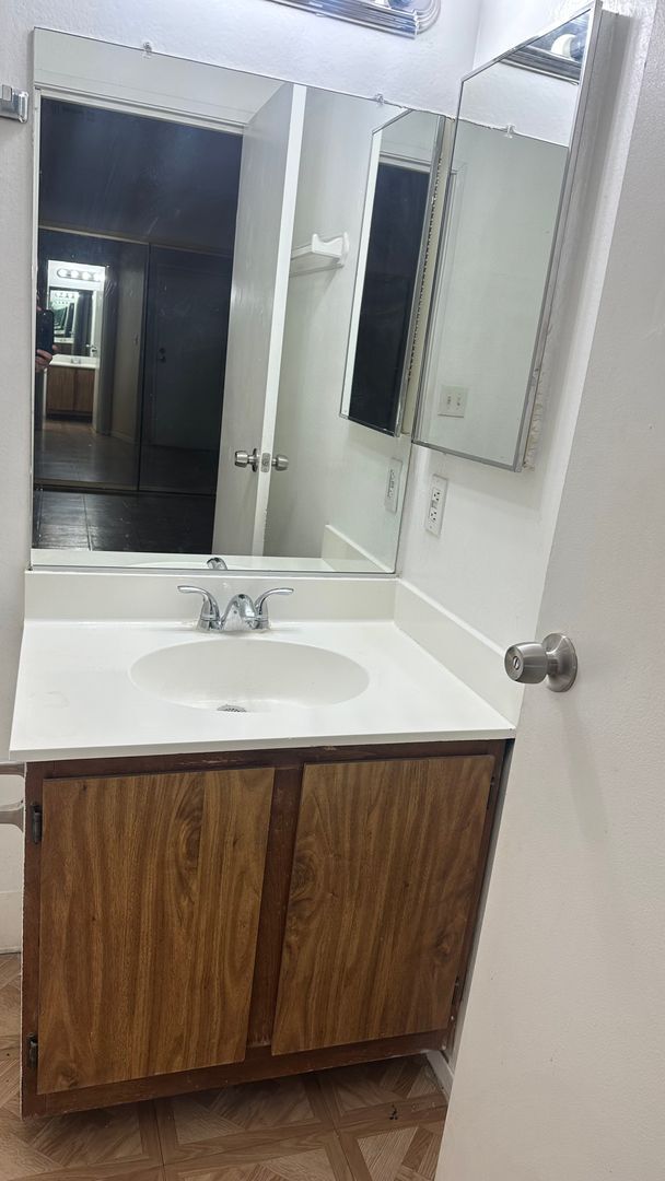 Building Photo - ONE BEDROOM ONE BATHROOM APARTMENT AVAILABLE FOR RENT !!!