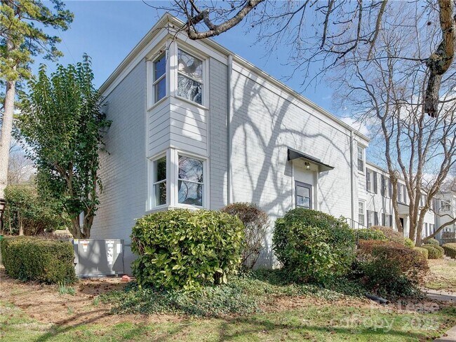 Building Photo - 220 Wakefield Dr