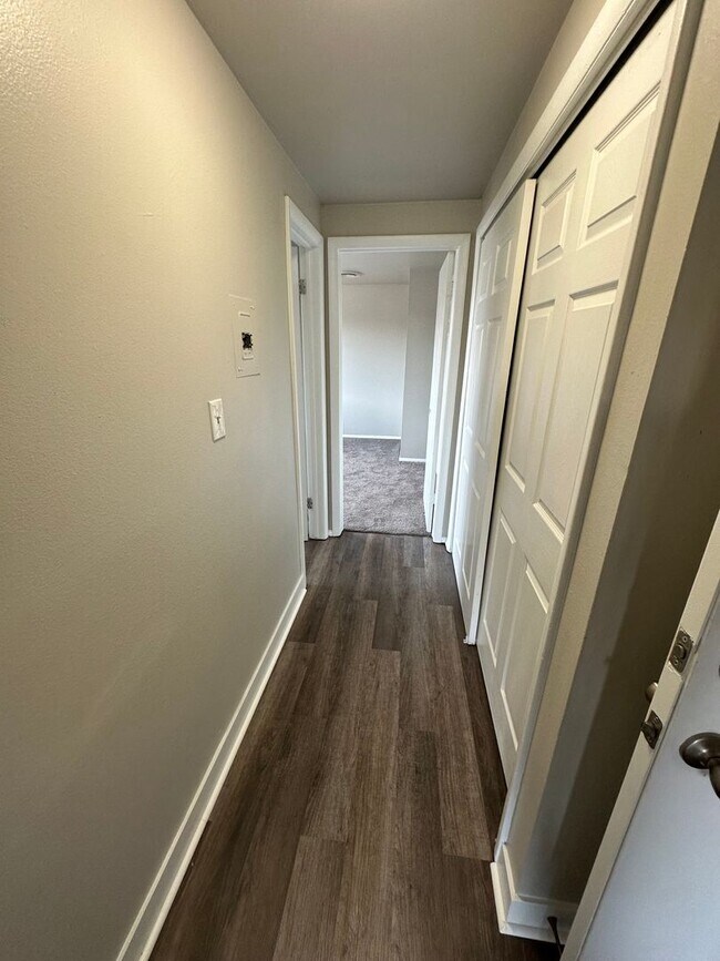 Building Photo - Move in ready 1 bedroom/1 bath in Edgewater! 2nd floor Unit!