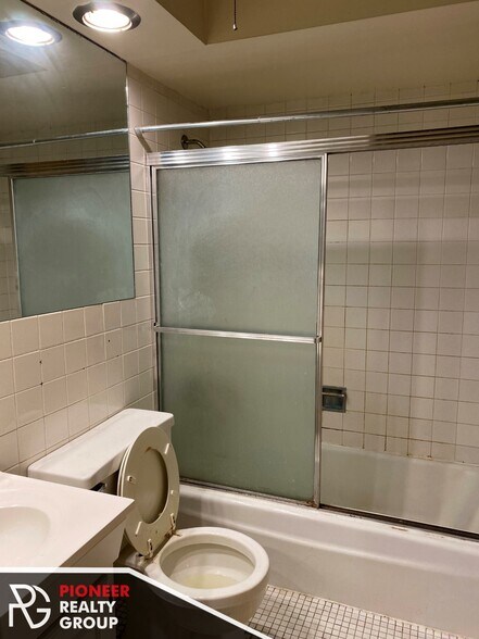 Building Photo - 502 W Briar Pl