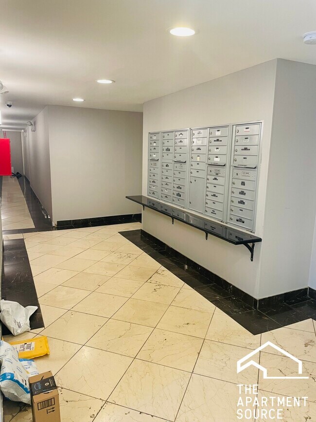 Building Photo - 6954 N Greenview Ave