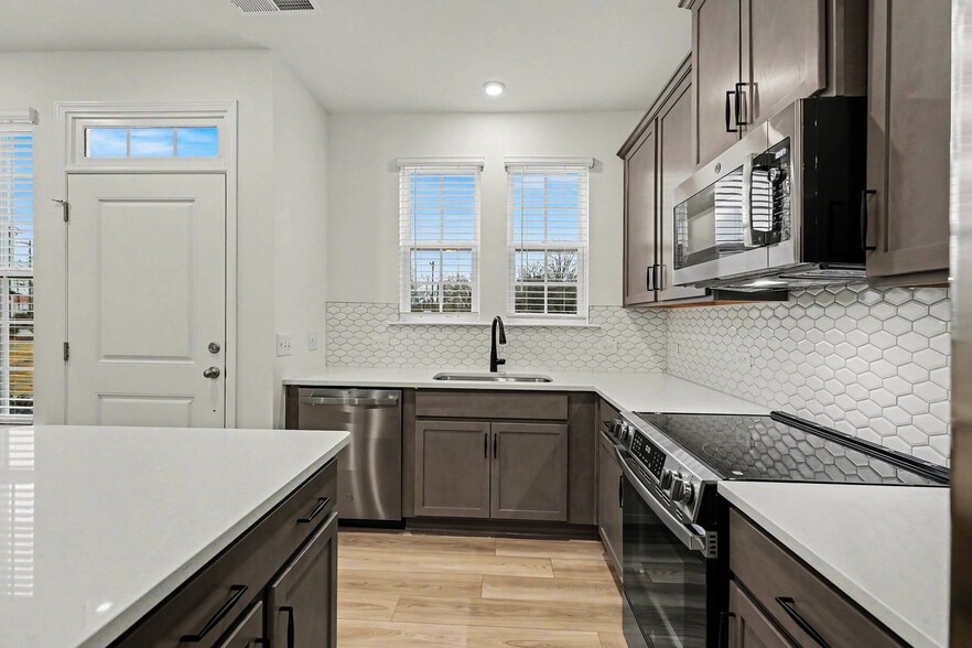 Building Photo - 2911 Herringbone Rd