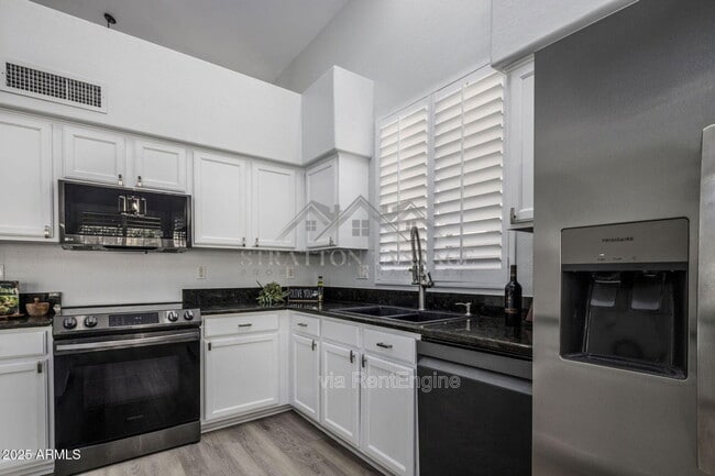 Building Photo - 2900 E Riviera Pl