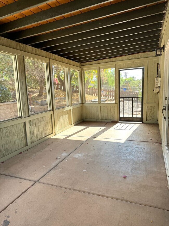 Building Photo - Country Living Close to Everything!