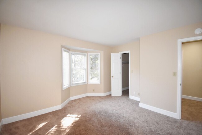 Building Photo - 3 Bedroom 2 Bathroom Townhome- Pets Considered