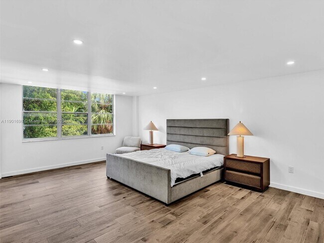 Building Photo - 10000 W Bay Harbor Dr