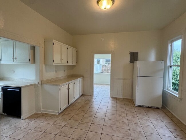 Building Photo - 226 Long St