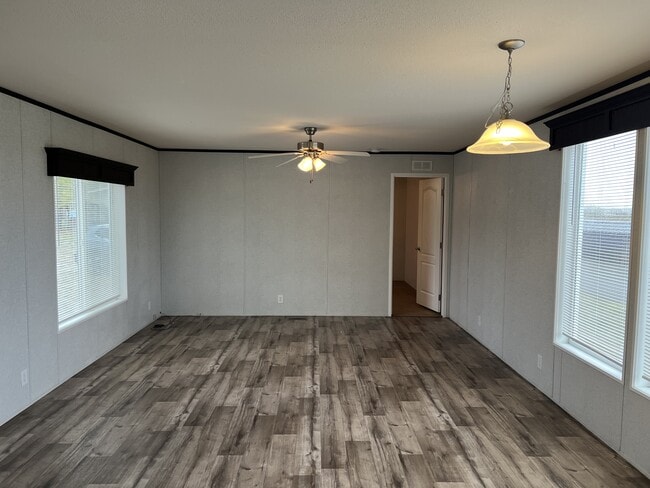 Building Photo - 582 Brent Dr