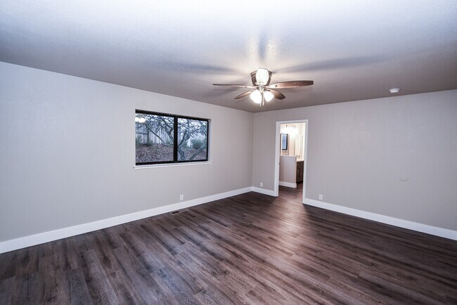 Building Photo - 2455 Knollwood Dr