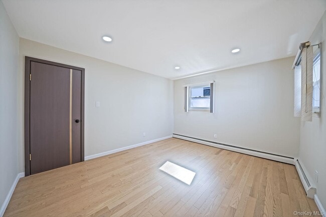 Building Photo - 45 Roslyn Rd