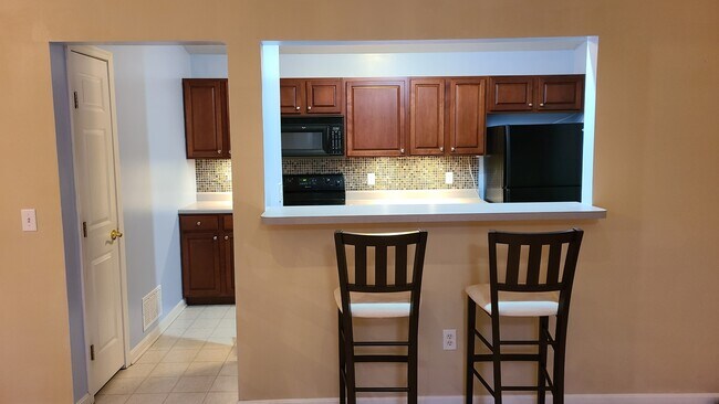 Breakfast Bar + Kitchen - 2275 Pinnacle Ct