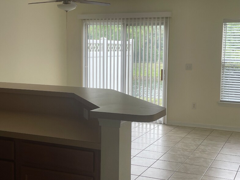 Building Photo - 843 Black Cherry Dr S