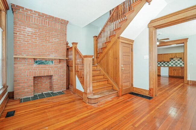 Building Photo - E. Main/802-804 - 804