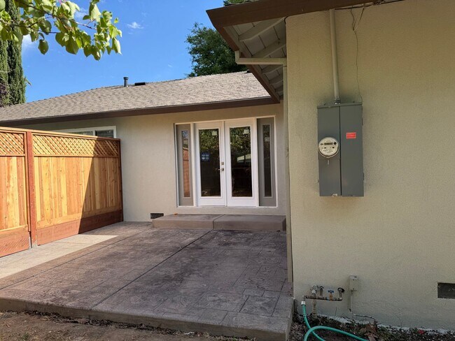 Building Photo - Fully Remodeled 3 Bedroom/ 2 Bathroom Duplex w/ Modern Finishes & Private Yard!