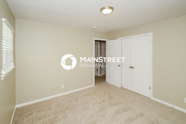 Building Photo - 3 Bedroom Pet-Friendly Home in Center Poin...