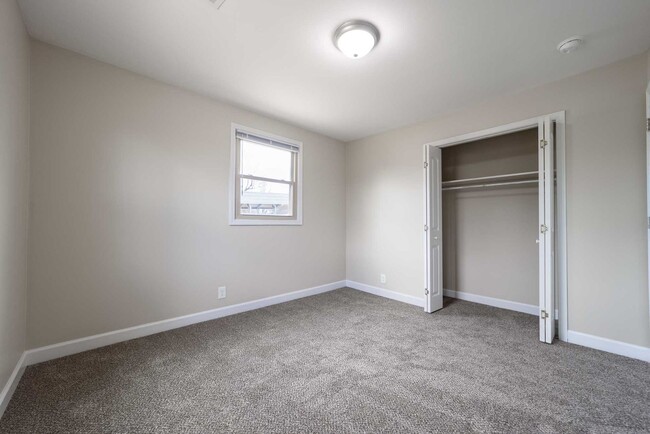 Building Photo - Look and Lease Special! $200 off rent!!!