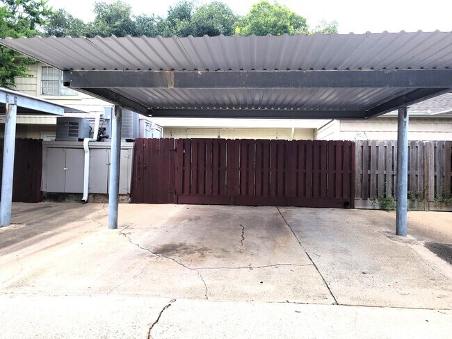 Building Photo - 10813 Sandpiper Dr