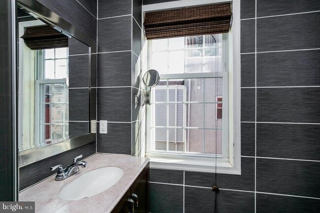 Building Photo - 1801 N Mascher St