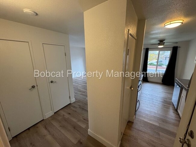 Building Photo - 400 S Saliman Rd