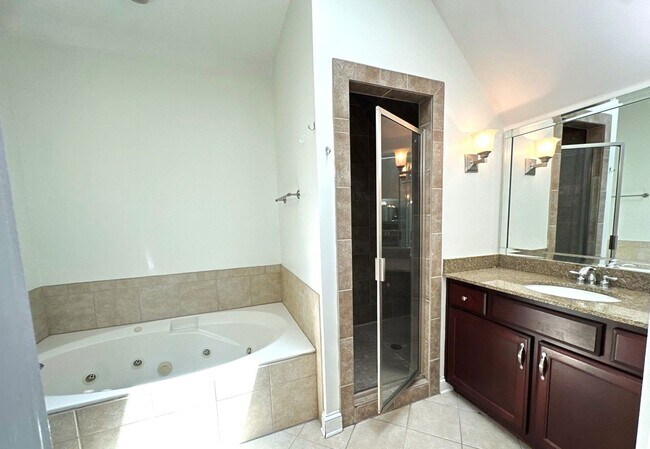 Building Photo - Gorgeous 4 Bedroom Home A Must See