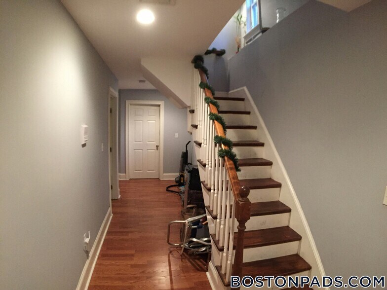 Building Photo - 731 Parker St