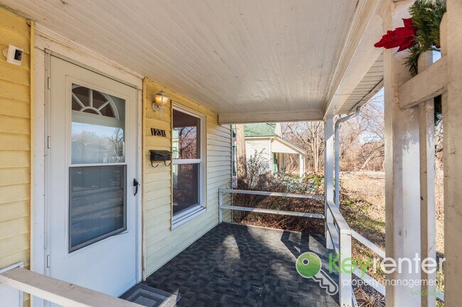 Building Photo - N Jefferson Duplex
