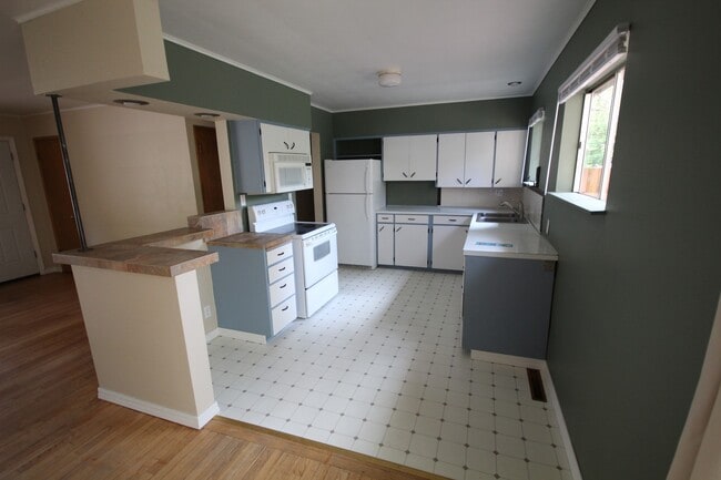 Building Photo - SHORT TERM through 4/30/26 ONLY!  Midtown ...