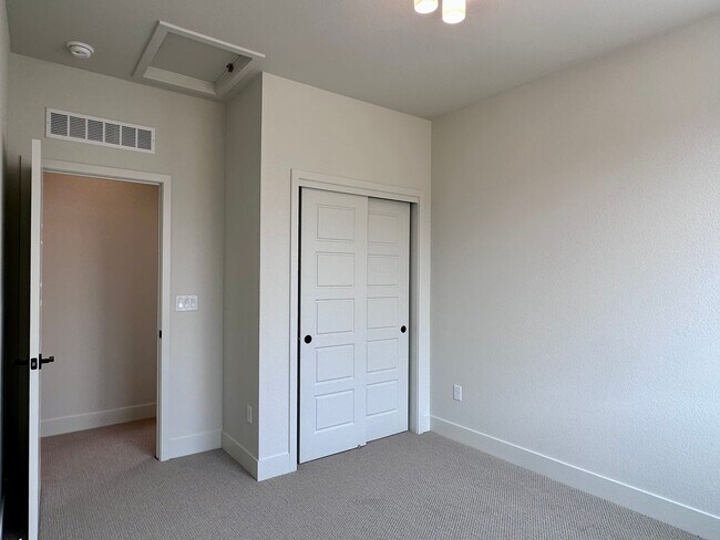 Building Photo - Luxury 3 Bedroom Townhome in the Heart of ...