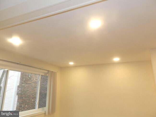 Building Photo - 513 12th St NE