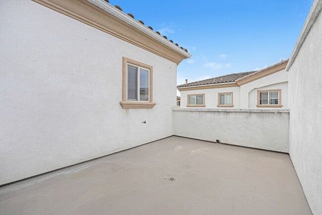 Building Photo - Spacious 3 Bedroom 2.5 Bath Available Now!