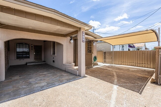 Building Photo - 2006 Piedra China St