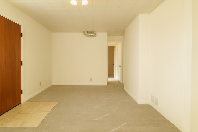 Building Photo - Charming Bend Home with Spacious Bonus Roo...