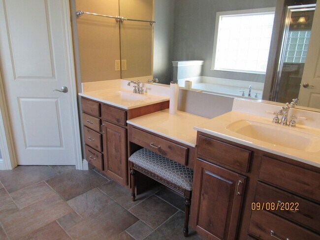 Building Photo - 4 bedroom duplex in Camdenton